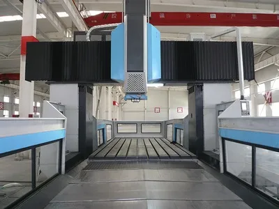 Mandriladora e fresadora CNC portal com pórtico fixo e mesa móvel