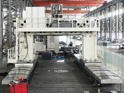 Mandriladora e fresadora CNC portal com pórtico móvel e mesa fixa
